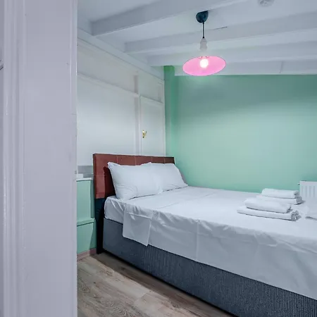 Comfortable Steps From The Kadikoey Waterfront *